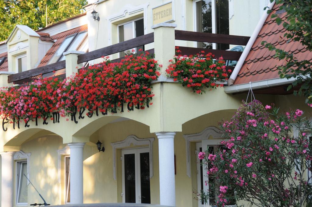 Bed and Breakfast Huszar Panzio Es Etterem Sárospatak Zewnętrze zdjęcie